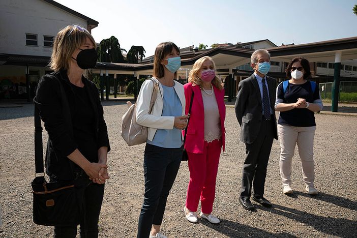 Consegnato il primo dei 97 tablet in premio alle classi vincitrici del concorso "La mia scuola al tempo del Covid" Consegnato il primo dei 97 tablet in premio alle classi vincitrici del concorso "La mia scuola al tempo del Covid"