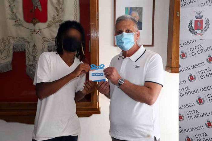 Grugliasco, festa in Comune per il giovane Jamir, che ha soccorso una donna in difficoltà Grugliasco, festa in Comune per il giovane Jamir, che ha soccorso una donna in difficoltà