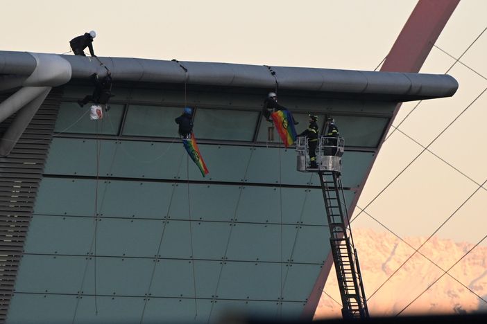 Persone che si calano dal tetto dell'Oval