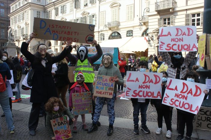 Sciopero della Dad, folla in piazza Carignano per chiedere la riapertura delle scuole: “Torniamo in aula” (VIDEO e FOTO)