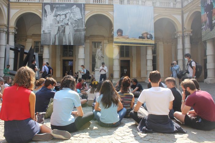 Gli studenti contro il Green Pass occupano il cortile dell'Università di Torino: &quot;E' discriminatorio&quot; [FOTO E VIDEO]