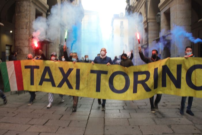 la protesta dei tassisti torinesi