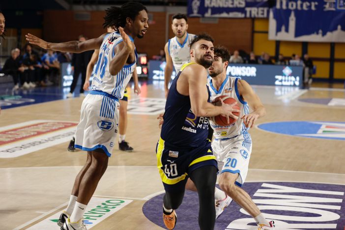 giocatori di basket in azione