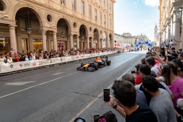 formula uno red bull in centro a Torino