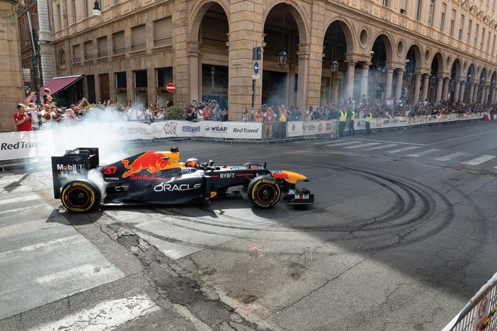 auto di formula uno in via Roma