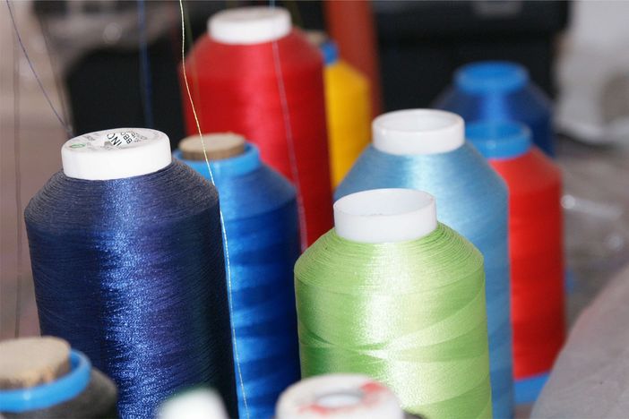 Coronavirus, il mondo delle sartorie morde il freno. E chi può, si riconverte per fare mascherine