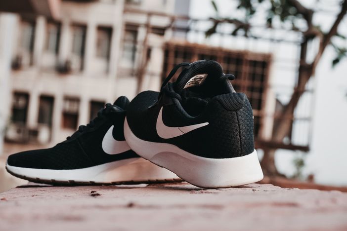 scarpe da ginnastica appoggiate una sopra l'altra scarpe da ginnastica appoggiate una sopra l'altra