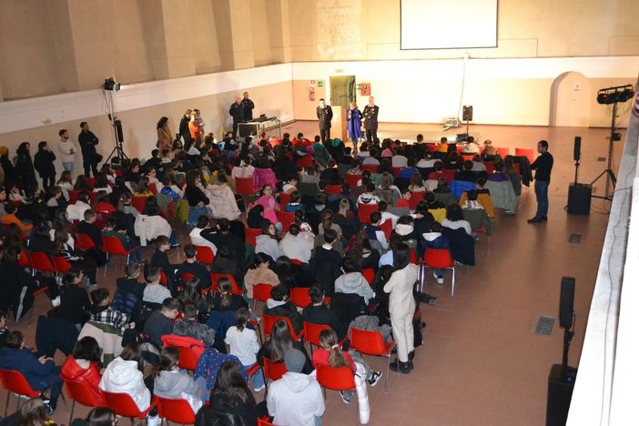 Moncalieri, 250 studenti ospiti dei carabinieri per parlare di bullismo e cyberbullismo