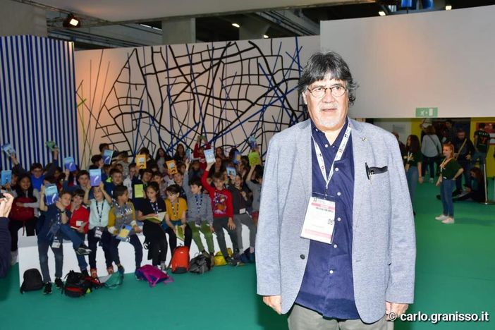 Luis Sepúlveda incanta il Salone del Libro, lo scrittore incontra i bambini: "Ricordatevi che vola solo chi osa farlo" Luis Sepúlveda incanta il Salone del Libro, lo scrittore incontra i bambini: "Ricordatevi che vola solo chi osa farlo"