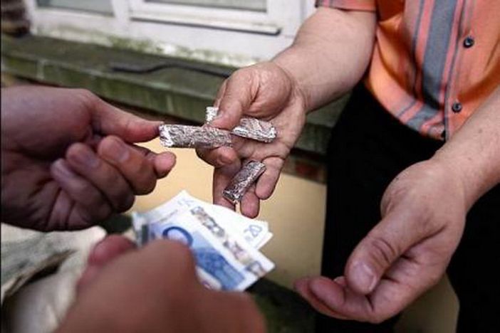 Pusher senegalese sorpreso dalla polizia ai giardinetti di via Montanaro Pusher senegalese sorpreso dalla polizia ai giardinetti di via Montanaro