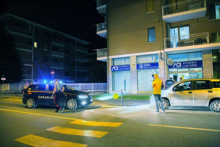 Ciriè, colpi di fucile contro le vetrine dell'Aci Ciriè, colpi di fucile contro le vetrine dell'Aci