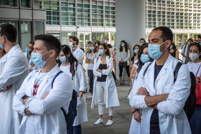 Medici specializzandi dedicati alle vaccinazioni: 400 volontari già ci sono, ma resta il nodo dei contratti Medici specializzandi dedicati alle vaccinazioni: 400 volontari già ci sono, ma resta il nodo dei contratti