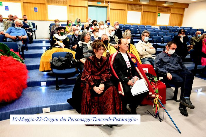 persone sedute in platea