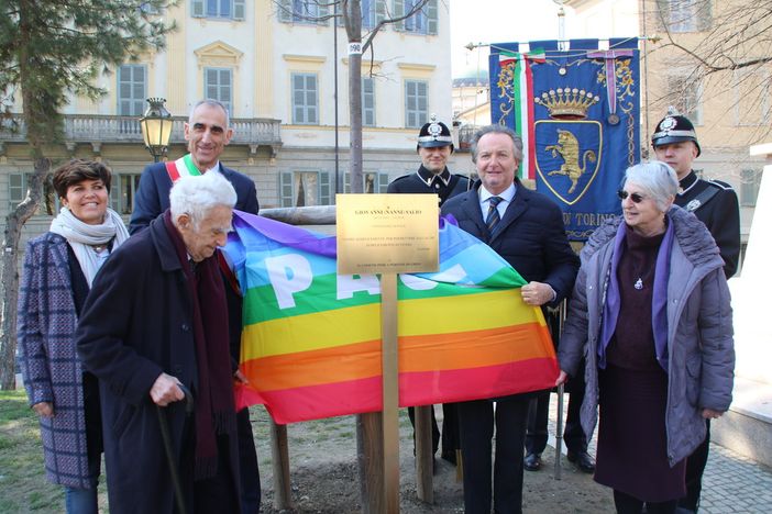 Ai giardini Cavour scoperta una targa in ricordo di Nanni Salio