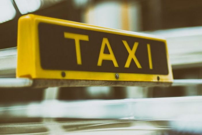 Tenta di pagare con la tessera del reddito di cittadinanza, ma ha finito i soldi e aggredisce il tassista Tenta di pagare con la tessera del reddito di cittadinanza, ma ha finito i soldi e aggredisce il tassista