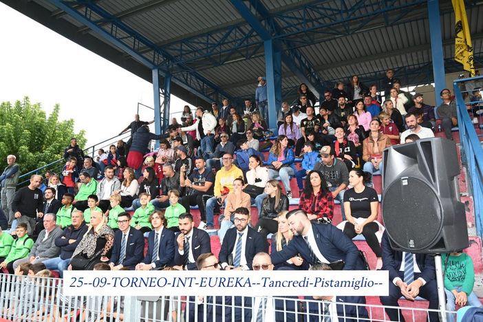 Tribune gremite di pubblico Tribune gremite di pubblico