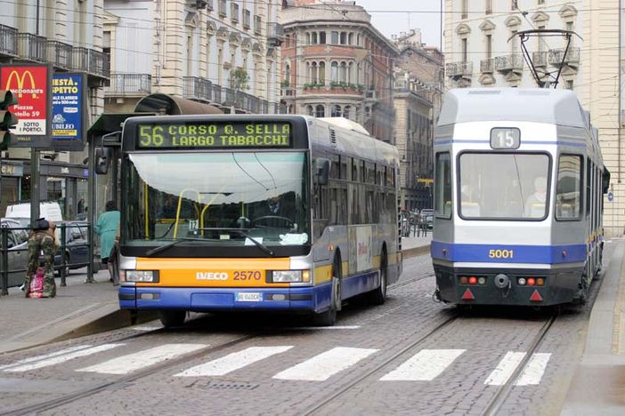 Bius e tram in centro a Torino Bius e tram in centro a Torino