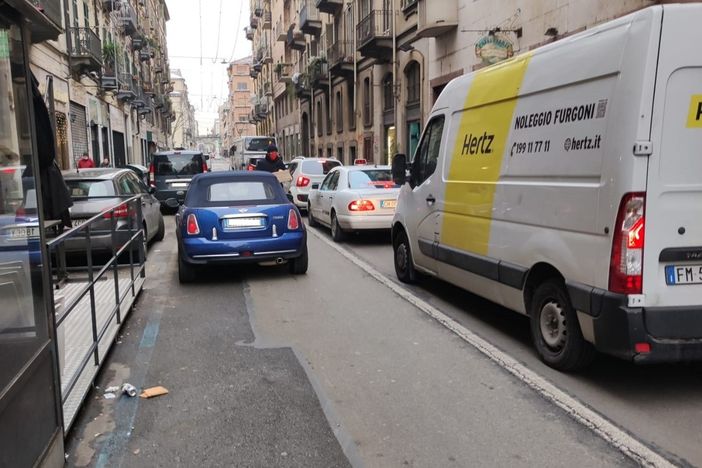 Una telecamera per “proteggere” la corsia del trasporto pubblico in via Vanchiglia