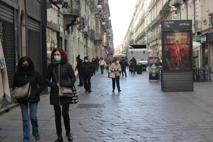 Ultimo giorno senza l’obbligo di mascherine nelle vie dello shopping: in centro in tanti le indossano già