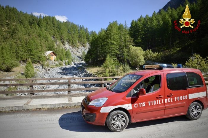 Frane in valle Argentera, continua il lavoro dei vigili del fuoco: evacuate 198 persone Frane in valle Argentera, continua il lavoro dei vigili del fuoco: evacuate 198 persone