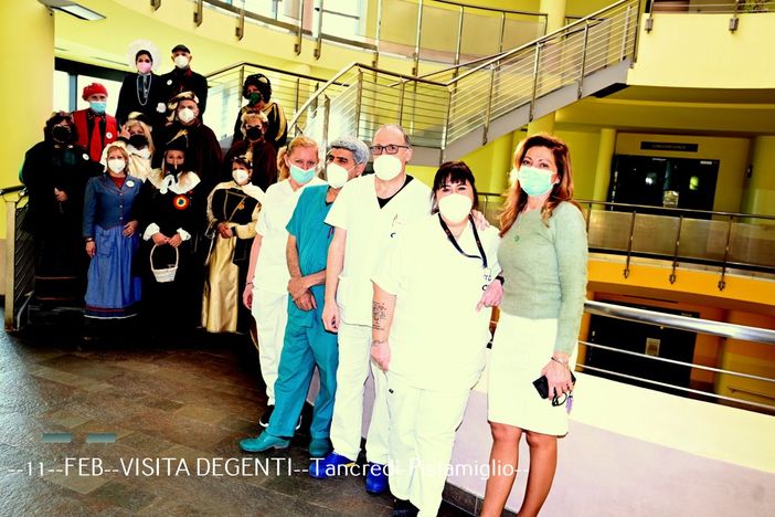 Persone in visita all'ospedale