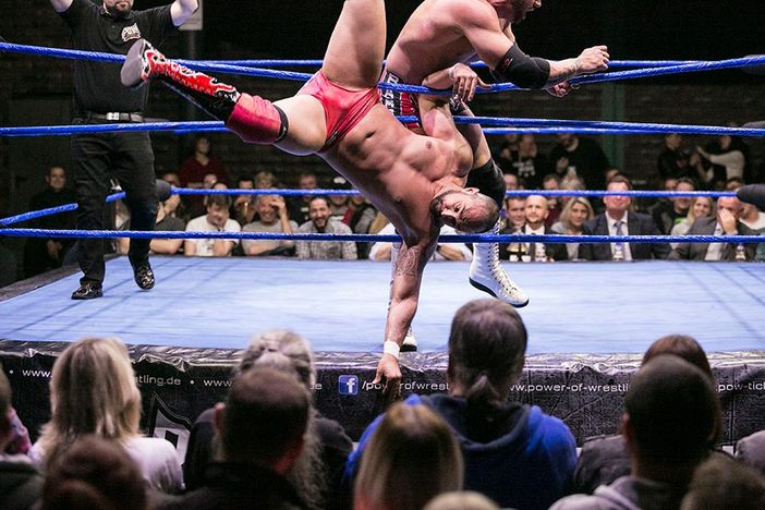 I campioni del wrestling si sfidano sul ring di Cumiana