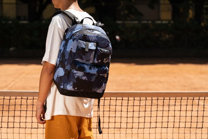 ragazzo con zaino ragazzo con zaino