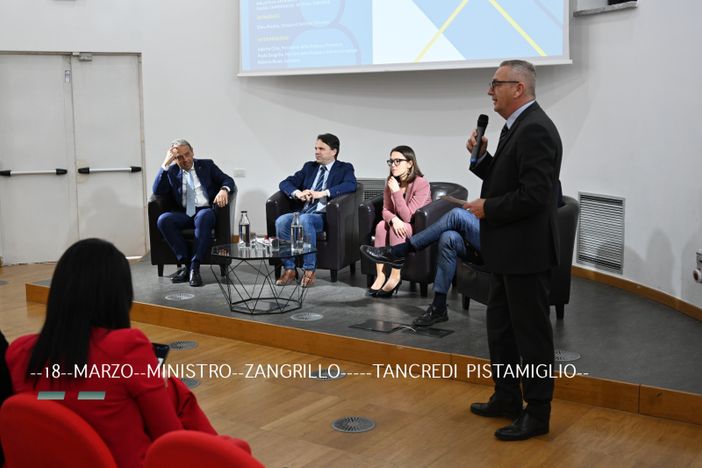 riunione in una sala congressi riunione in una sala congressi