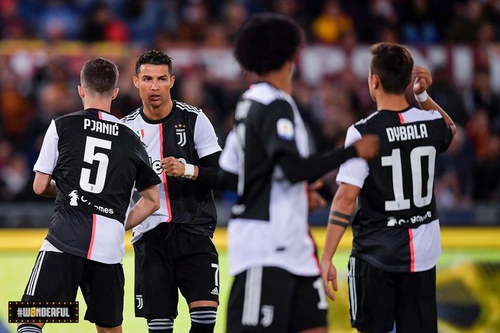 Juve in isolamento, dopo la positività di Rugani. "Siamo una squadra, forza Daniele!" Juve in isolamento, dopo la positività di Rugani. "Siamo una squadra, forza Daniele!"