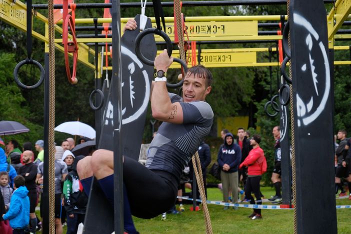 Nell’Inferno di Dante si corre oltre ogni ostacolo tra neve, acqua e fango