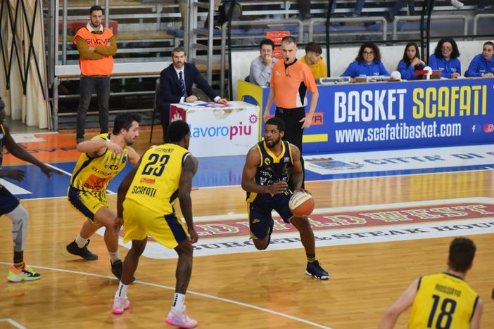 La Reale Mutua Basket Torino vince all'ultimo respiro con Scafati e vola in finale di Supercoppa