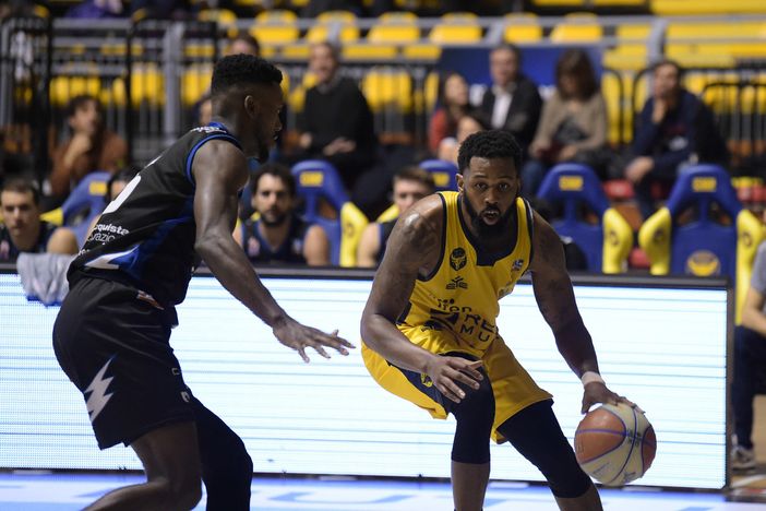 La Reale Mutua Basket batte Latina grazie ad un gran secondo tempo La Reale Mutua Basket batte Latina grazie ad un gran secondo tempo