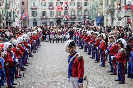 Carnevale di Ivrea: gli undici ufficiali ritirano l'ascia di guerra e rinunciano alla sospensiva Carnevale di Ivrea: gli undici ufficiali ritirano l'ascia di guerra e rinunciano alla sospensiva