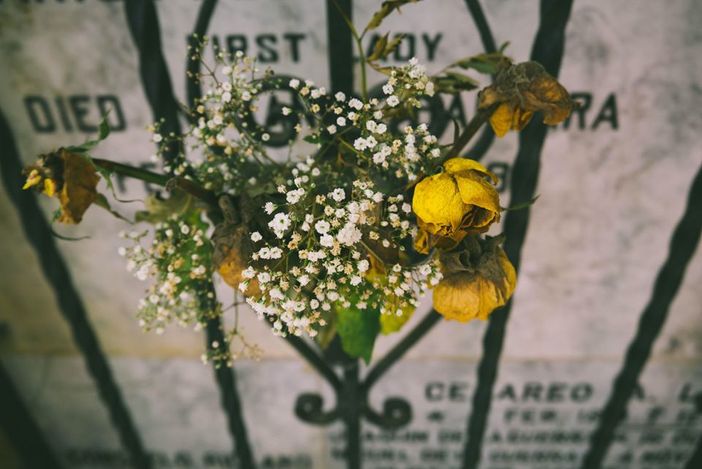 Cimiteri chiusi a Settimo. I fiorai e gli addetti del cimitero portano i fiori ai defunti Cimiteri chiusi a Settimo. I fiorai e gli addetti del cimitero portano i fiori ai defunti