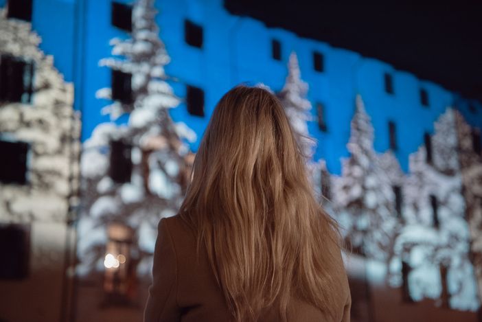 La natività del Botticelli dipinta dalla luce sulla facciata del Duomo di Pinerolo