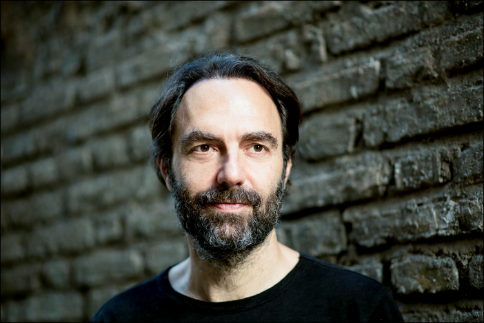 Neri Marcorè protagonista di Set in Scena