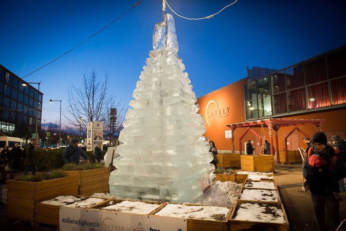 Lo spettacolo di luci e colori dell'albero di ghiaccio nel piazzale di Eataly Torino Lingotto (FOTO E VIDEO)