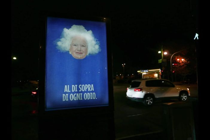 Minacce dopo il vaccino anti-Covid a Segre, Villa le dedica un poster Minacce dopo il vaccino anti-Covid a Segre, Villa le dedica un poster