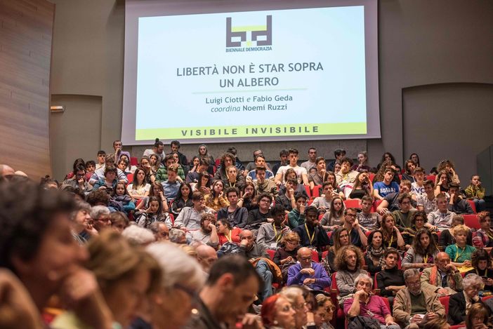 Biennale Democrazia, nel weekend gratuità su bus e tram per i possessori di un biglietto Biennale Democrazia, nel weekend gratuità su bus e tram per i possessori di un biglietto