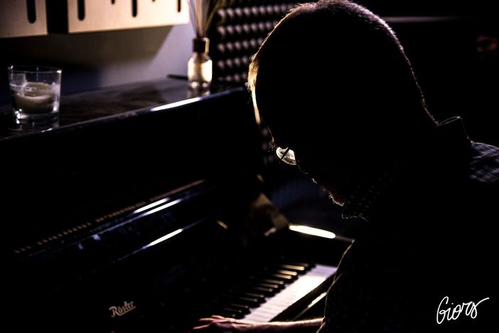 Giors il cantautore senza volto che narra la vita quotidiana Giors il cantautore senza volto che narra la vita quotidiana