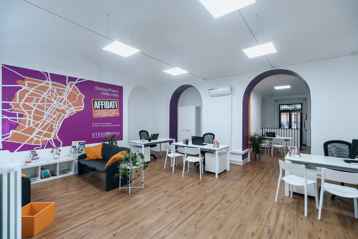 Dieci anni di coabitazione giovanile: StessoPiano si allarga e trova una nuova casa Dieci anni di coabitazione giovanile: StessoPiano si allarga e trova una nuova casa