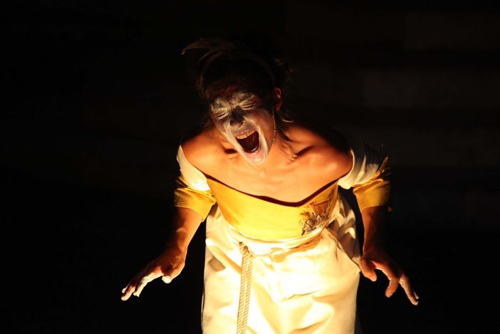 Lorena Senestro debutta nel cortile di Combo con "Madame Bovary" Lorena Senestro debutta nel cortile di Combo con "Madame Bovary"