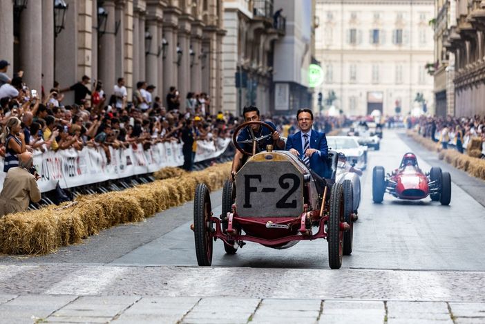 auto storica in via Roma