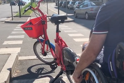 La bici è parcheggiata sul percorso ciclopedonale, disabile bloccato: &quot;Tutto questo è normale?&quot;