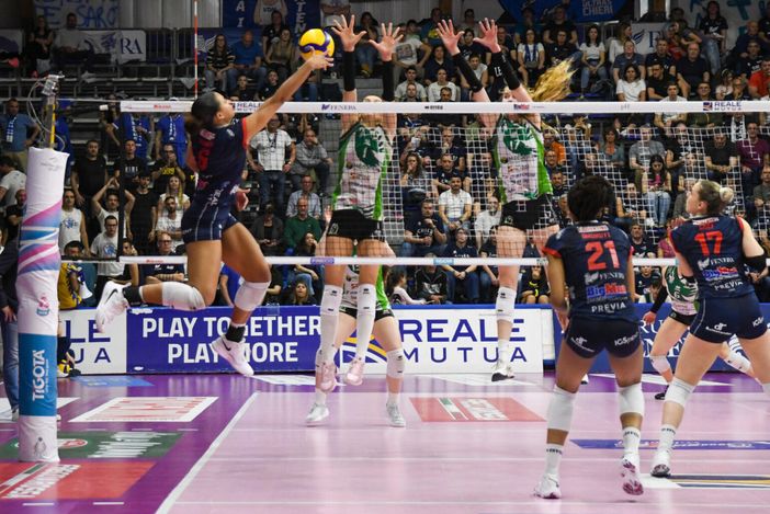 Volley, la Reale Mutua Fenera Chieri ’76 cede al tie-break a Vallefoglia