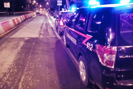 Convincono un'anziana a ritirare i soldi al bancomat per rubarglieli: due rapinatori arrestati dai carabinieri Convincono un'anziana a ritirare i soldi al bancomat per rubarglieli: due rapinatori arrestati dai carabinieri