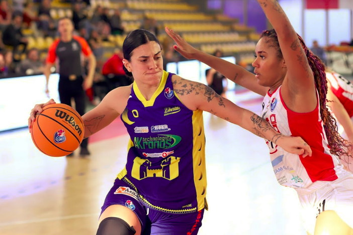 giocatrice di basket di Moncalieri in azione