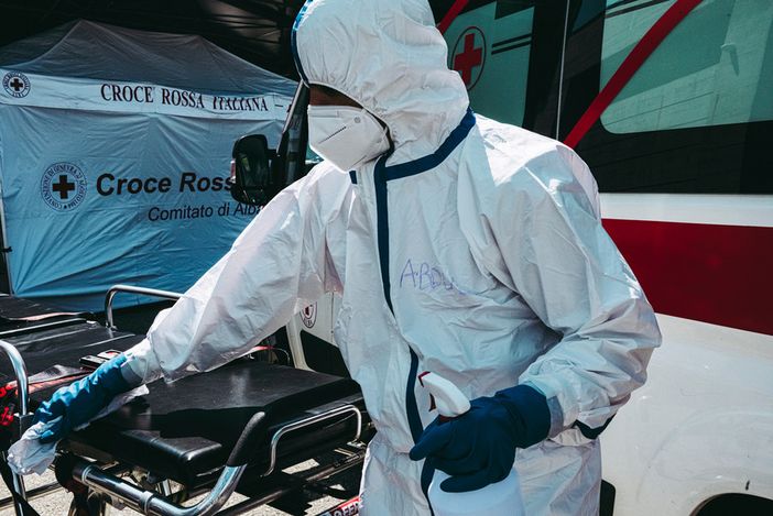 operatore sanitario con dispositivi di protezione anti Covid operatore sanitario con dispositivi di protezione anti Covid