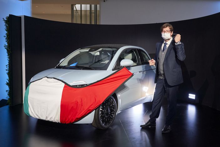 Fca, si alza il sipario che completa la nuova 500. Elkann: "E' solo l'inizio di una nuova era" Fca, si alza il sipario che completa la nuova 500. Elkann: "E' solo l'inizio di una nuova era"