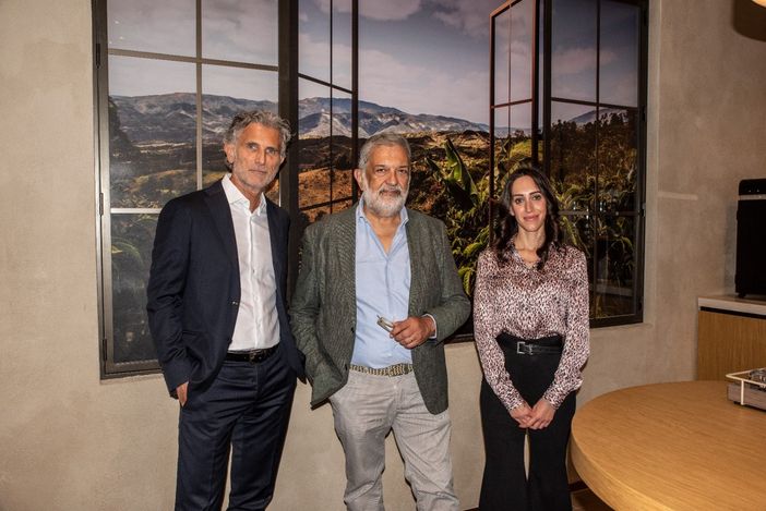 tre persone in piedi in posa tre persone in piedi in posa